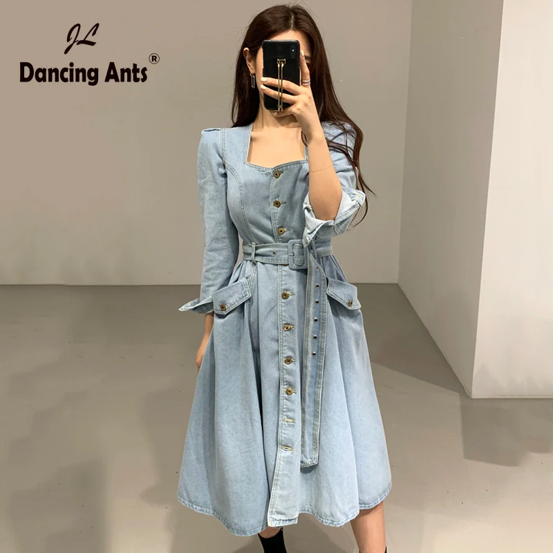 Женское джинсовое платье с поясом облегающее однобортное до середины икры