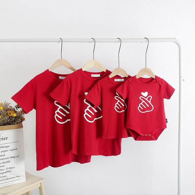 Семейный образ подходящая одежда футболки с коротким рукавом для мамы и папы