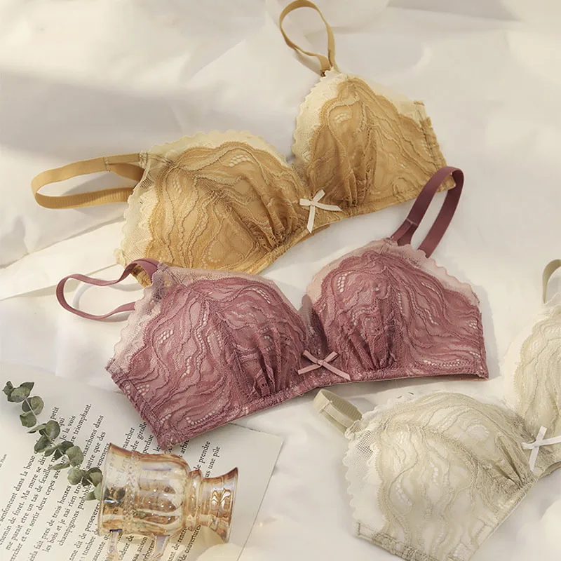 Комплект женского кружевного нижнего белья с чашками пуш-ап |