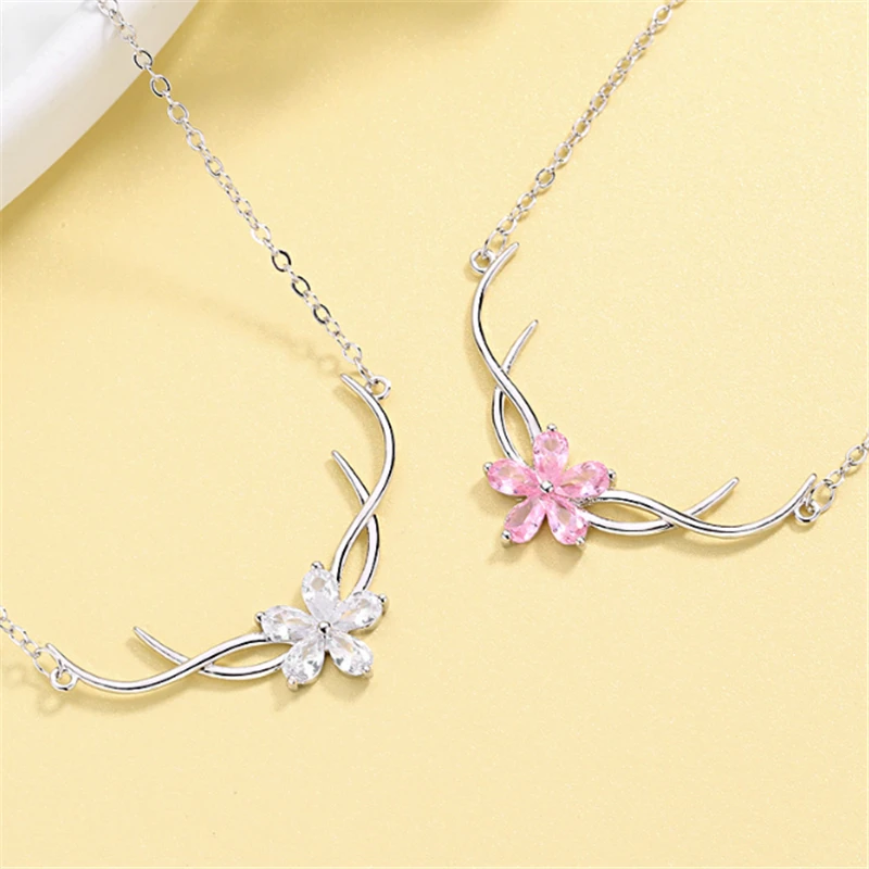 Ожерелье-чокер с цветами из горного рога белого и розового цвета кристаллами