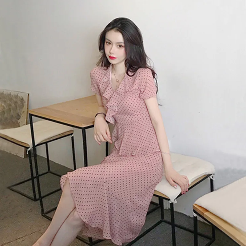 Женское винтажное платье миди в горошек розовое с запахом V-образным вырезом