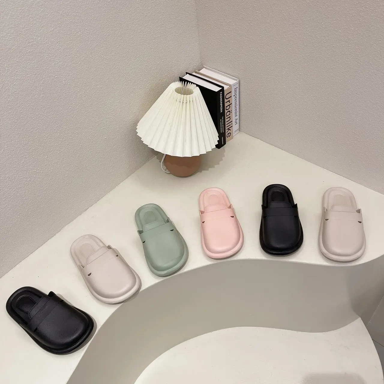 

Half drag flat-bottomed Korean version of solid color big-toed shoes, bread shoes, lazy outer wear, cute student sandals tide