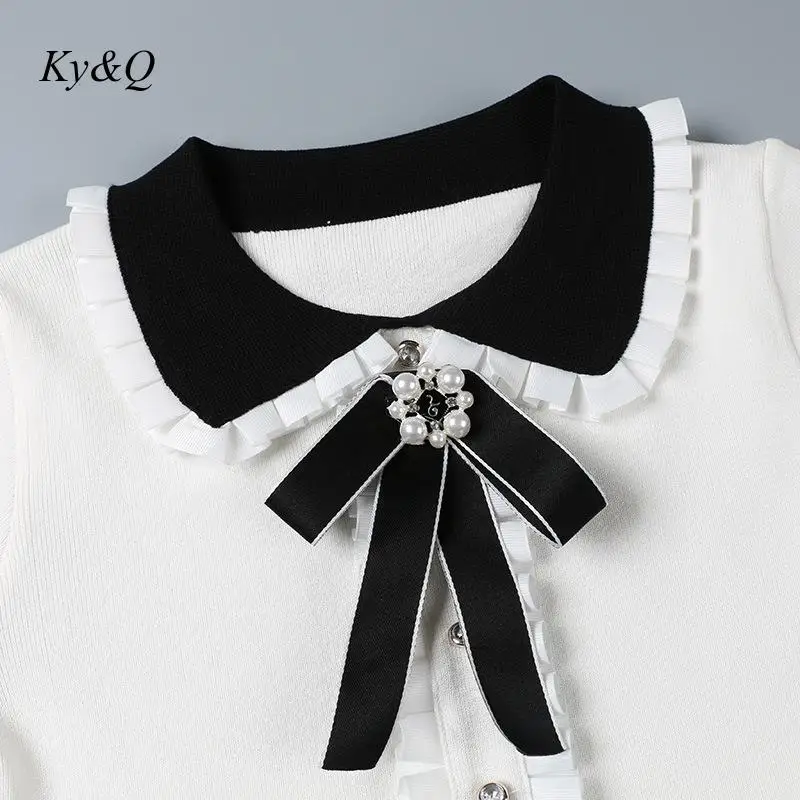 Женское трикотажное платье длинное приталенное с цветочной вышивкой отворотом и