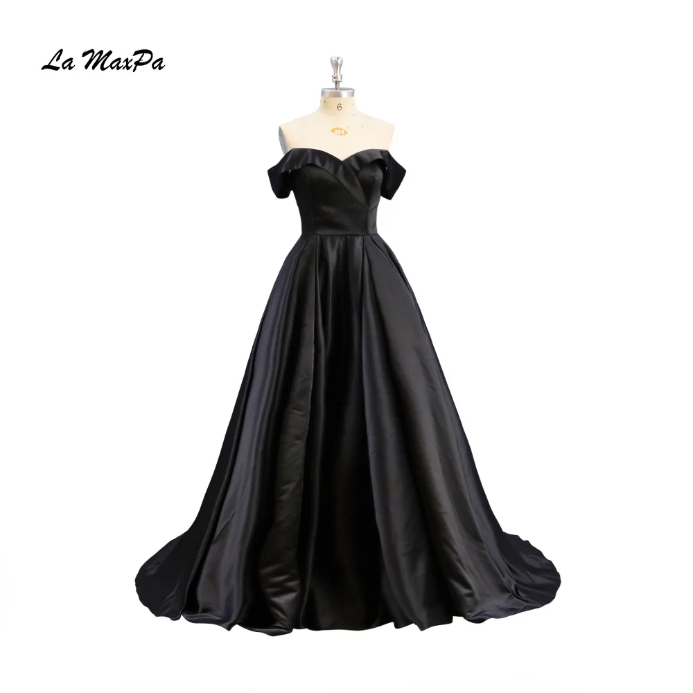 Дешевое Черное длинное атласное платье с открытыми плечами для выпускного