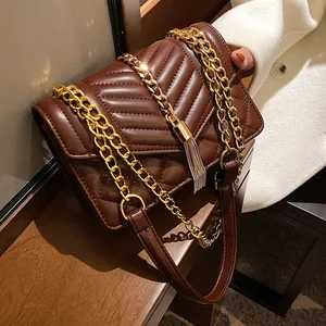 Сумка на плечо женская с бахромой, модный саквояж кросс-боди из экокожи, маленький чемоданчик с цепочками