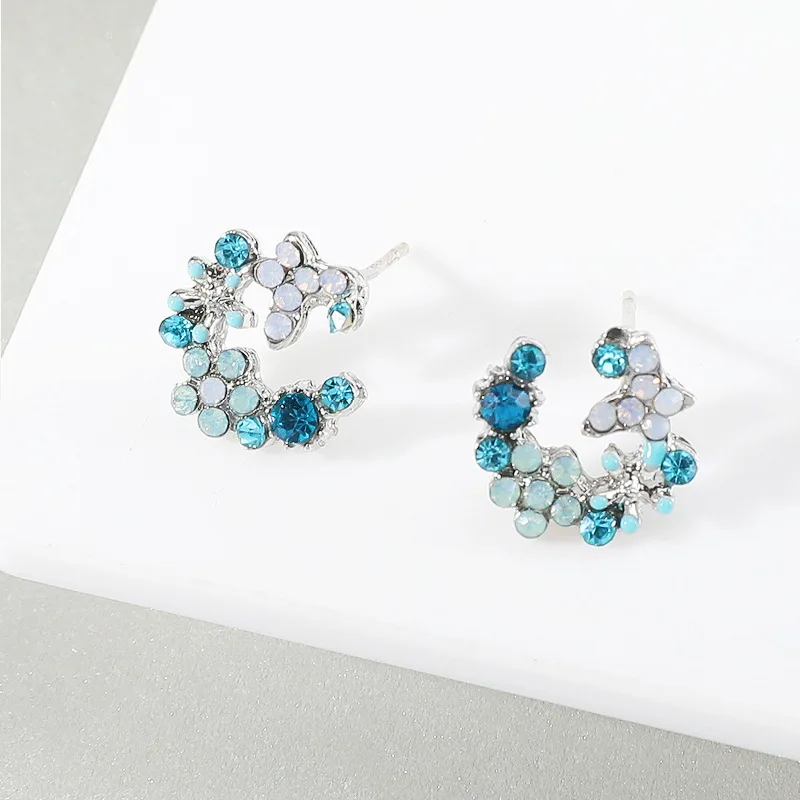 Милые шикарные маленькие серьги-гвоздики с голубыми кристаллами в форме цветка