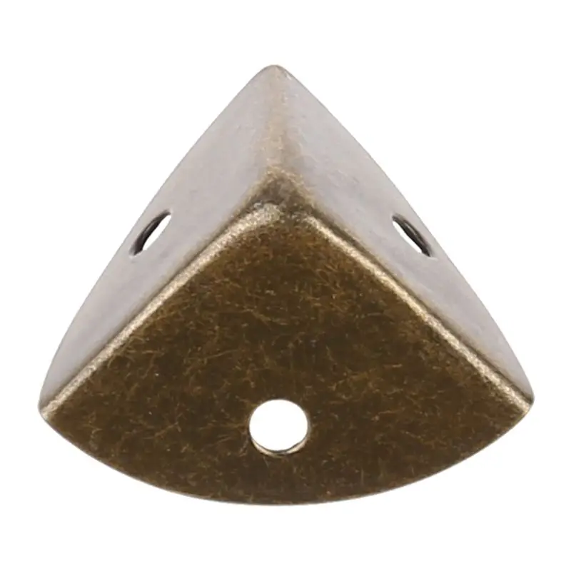 

Металлический угловой протектор для чемоданов античная бронза