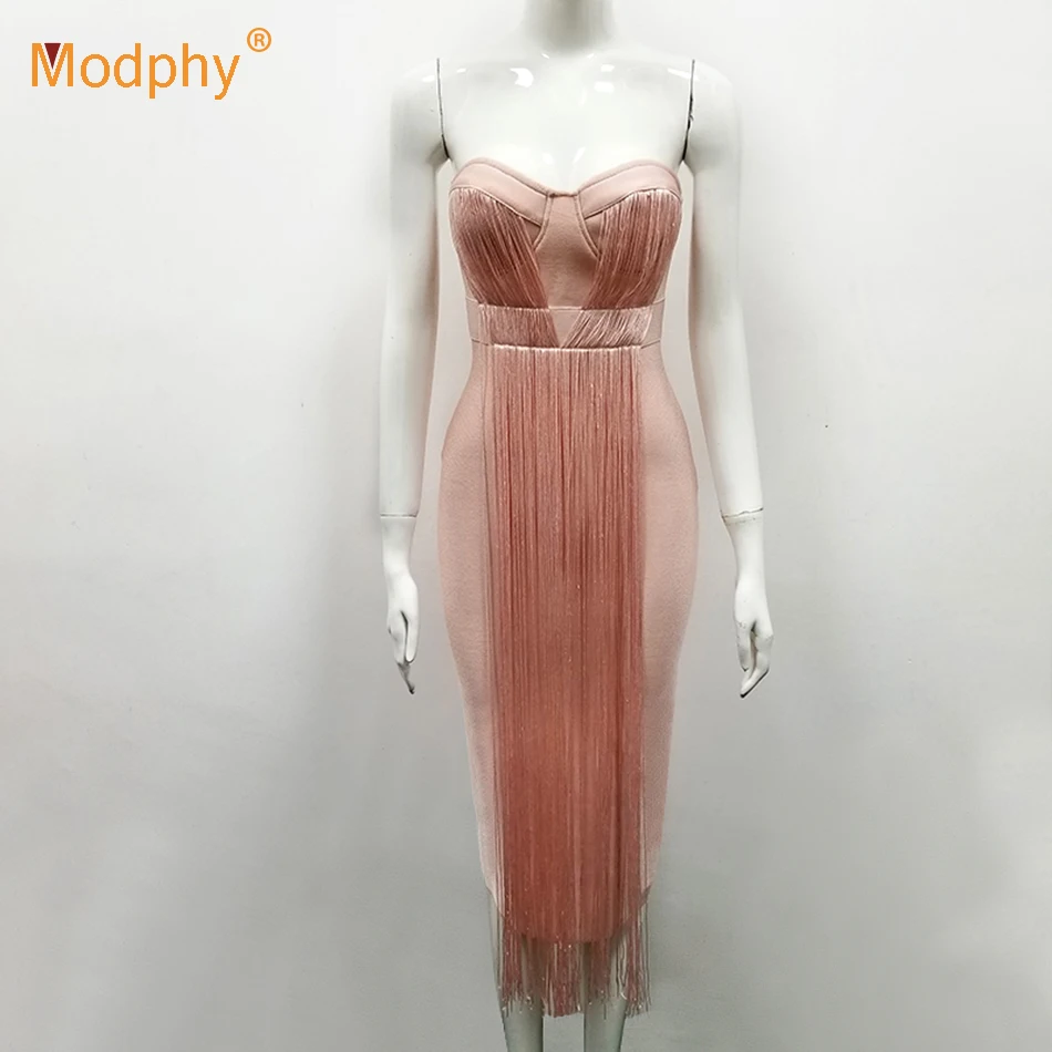 Женское вечернее платье без бретелек розовое облегающее с кисточками в стиле