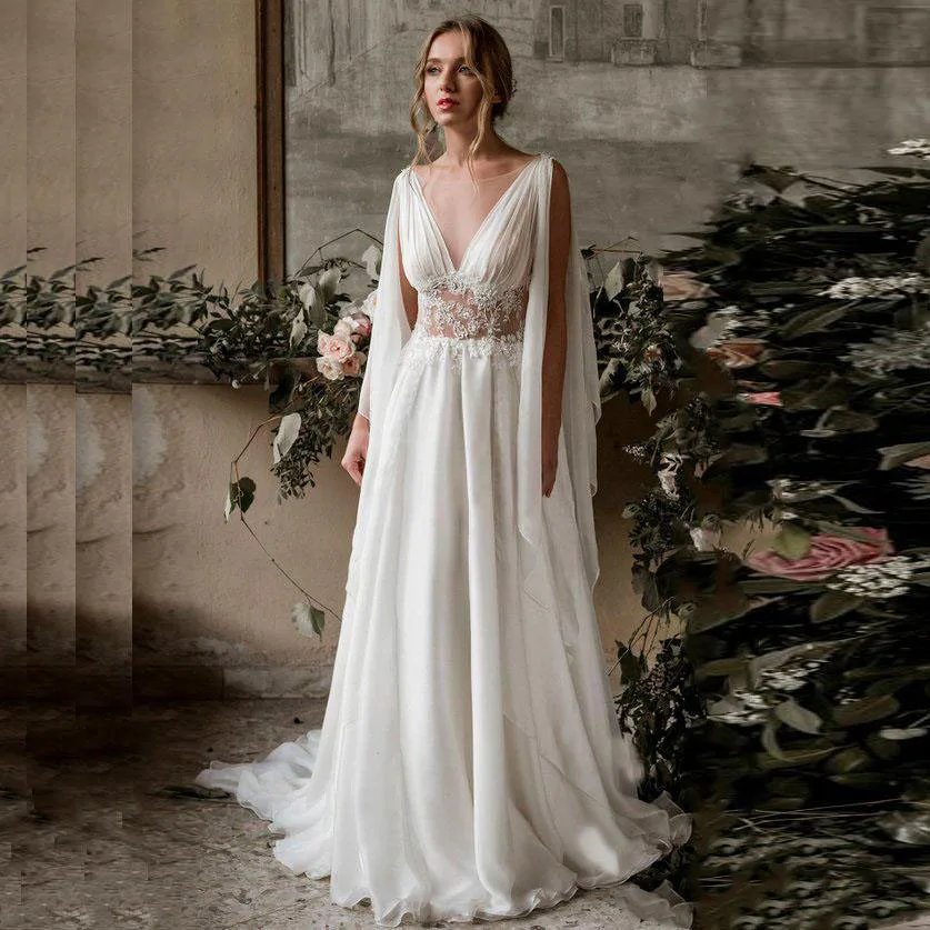 Шифоновое платье с кружевной аппликацией и глубоким круглым вырезом открытой