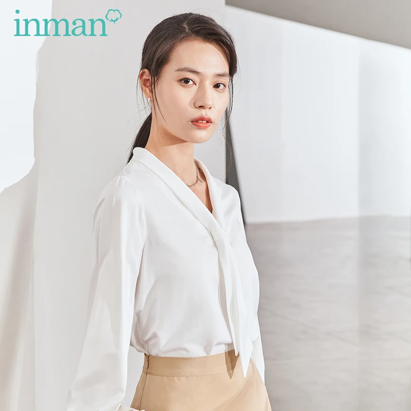 Женская блузка с галстуком бабочкой из гладкого материала треугольным вырезом