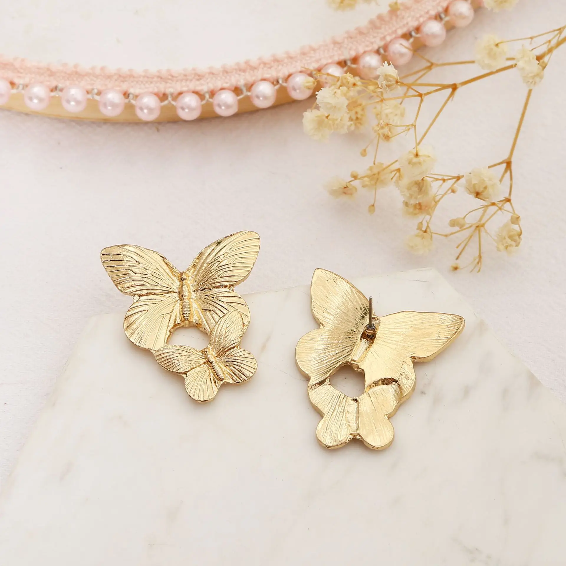 Женские серьги гвоздики в виде бабочки золотистые с большим металлическим