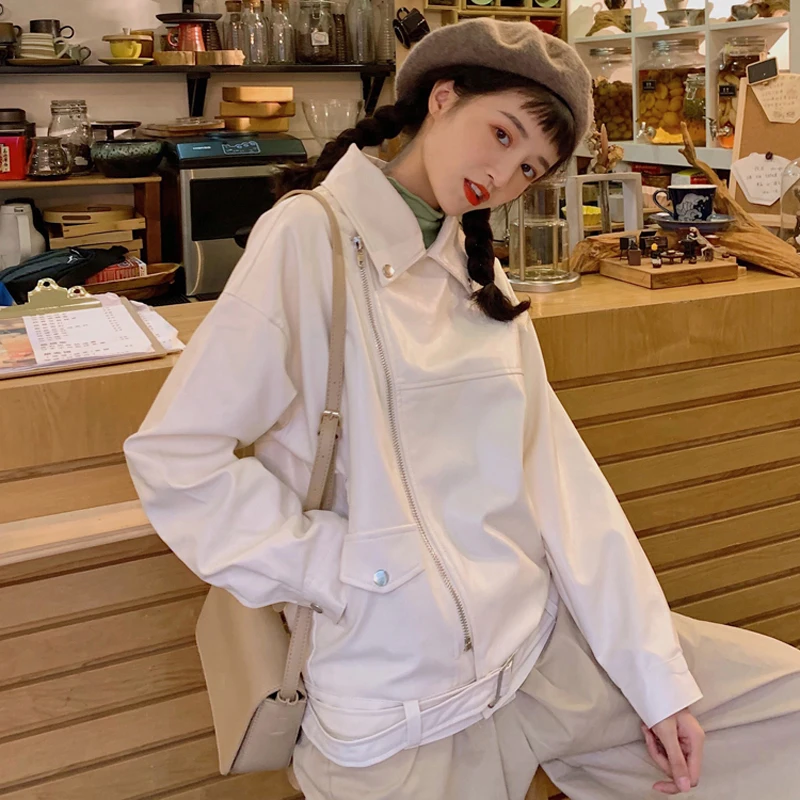 Куртка женская Байкерская из искусственной кожи бежевая с ремнем 2020 | Женская