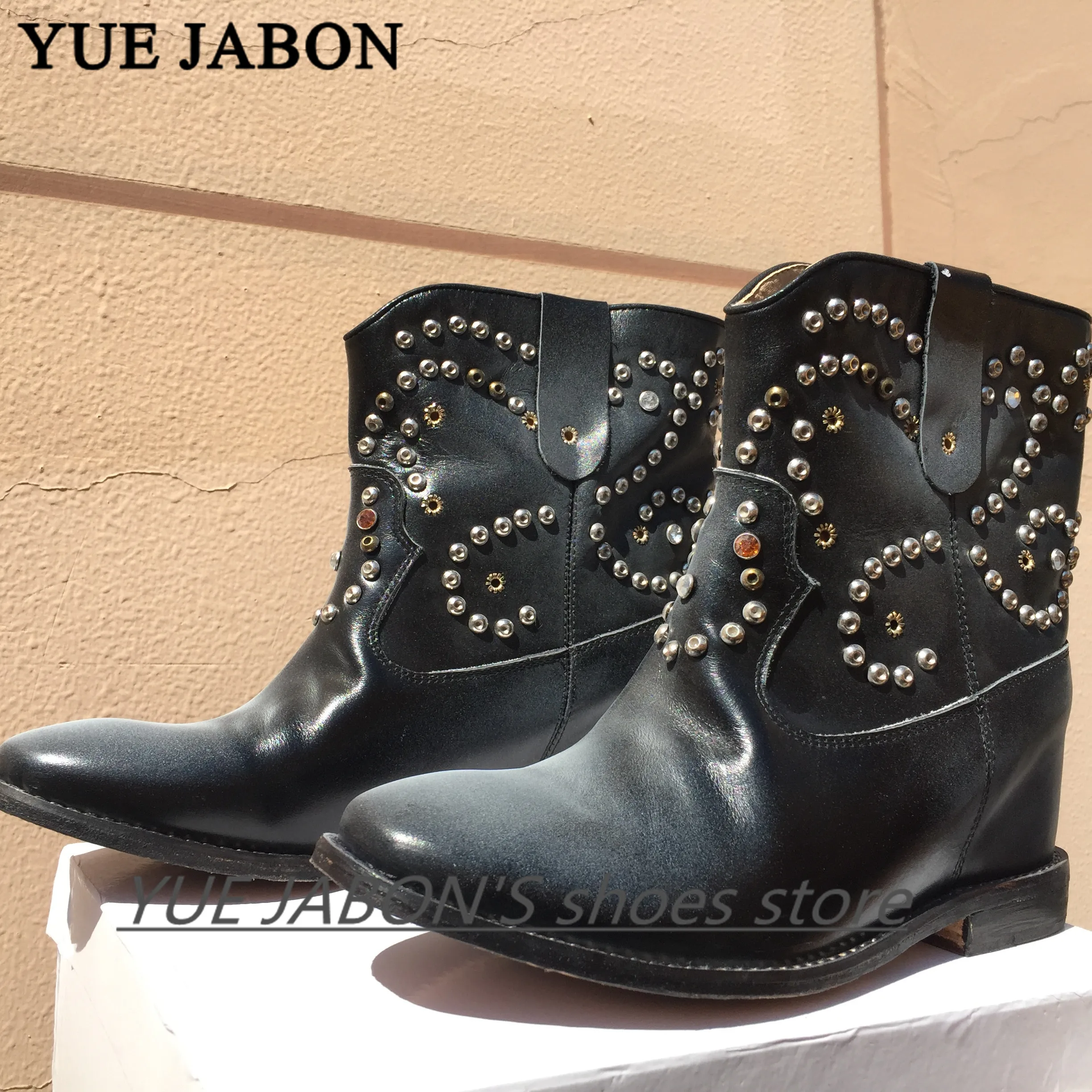 Ботильоны из натуральной кожи на танкетке полусапожки Челси с заклепками