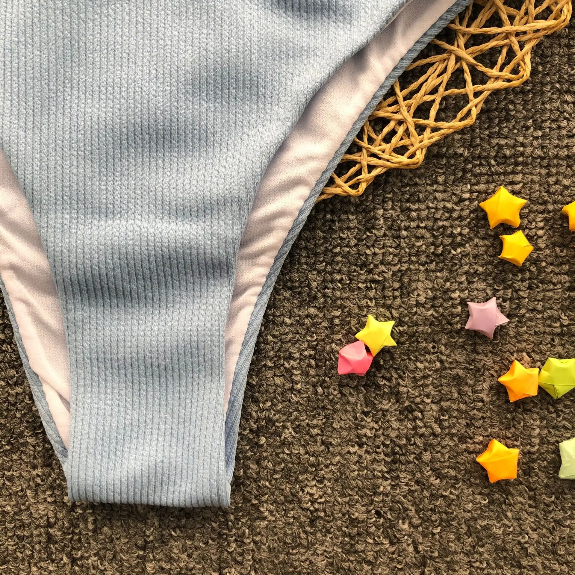 Купальник на бретельках из двух частей светло-голубого бикини с нитками