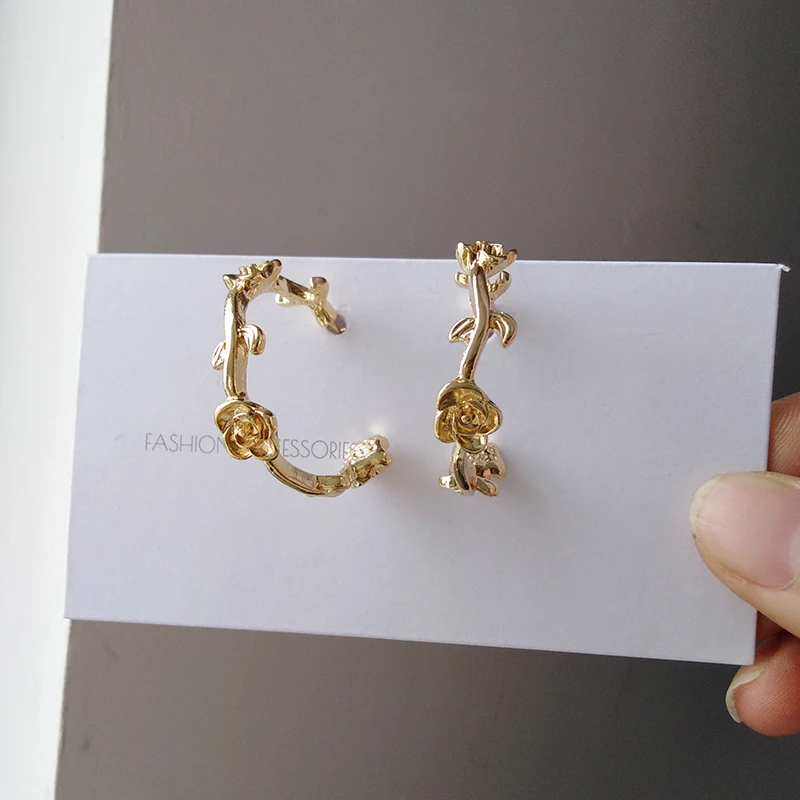 Серьги кольца из металлического сплава в форме цветка с золотым