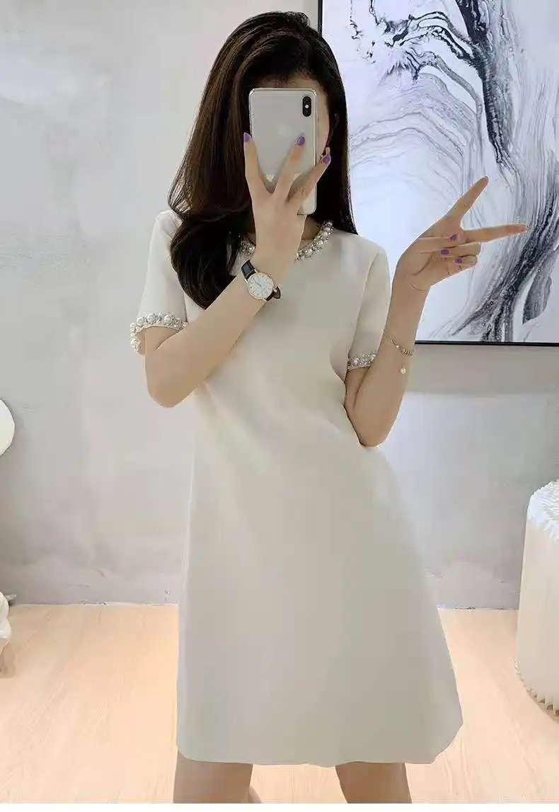 Женское бежевое облегающее платье средней длины с завышенной талией