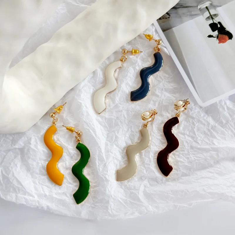 

2021 The New Geometry Curve Wave Stud Earrings Web Celebrity Ear Clip Drip Asymmetric Contrast Color Earrings Women Jewelry