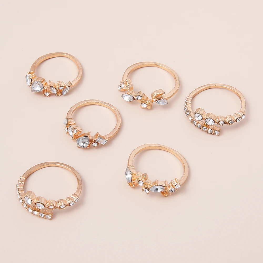 Набор больших золотых колец с прозрачными кристаллами простое стильное