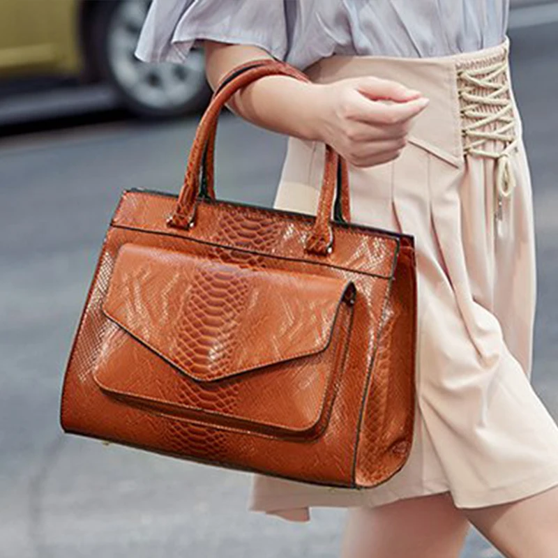 Винтажная женская сумка из змеиной кожи коричневая мессенджер на плечо модная