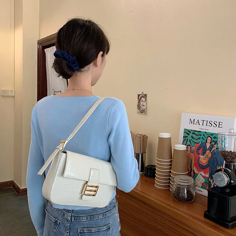 Сумка на плечо женская с узором под кожу крокодила винтажная дизайнерская