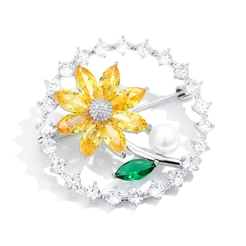 Медная брошь в форме подсолнуха MADALENA инкрустированная жемчугом с кристаллами и