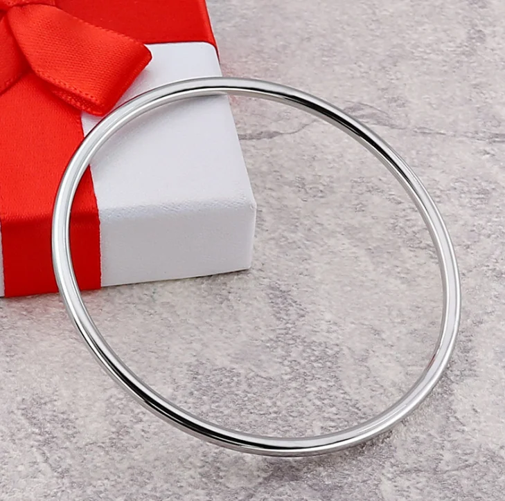 Красивый золотой круглый серебряный браслет на запястье с буквенным принтом