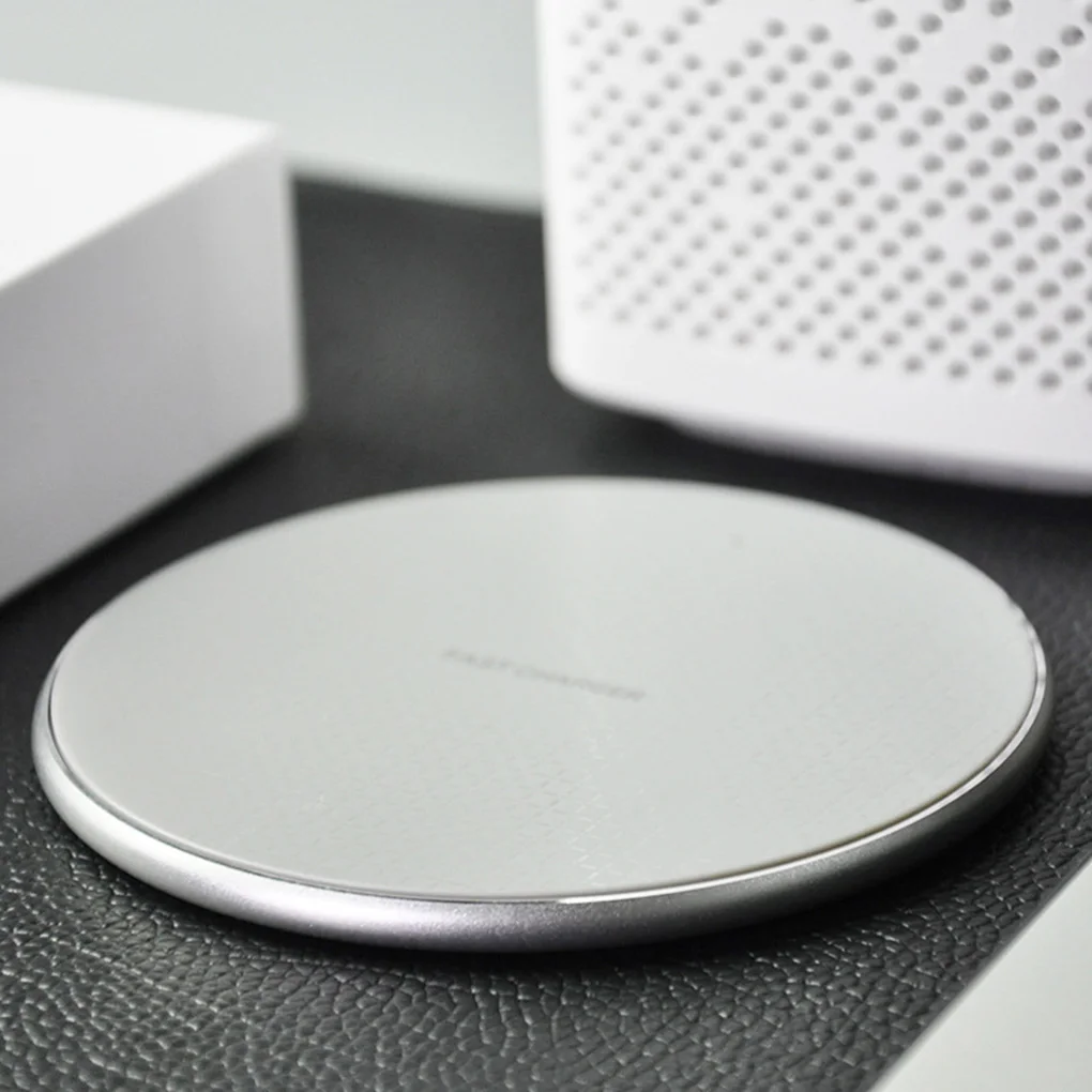 

Smartphone Wireless Charging Mobile Phone Charging Pad Round Phone Power Supply 5W/10W/7.5W 3-in-1 Fast wireless charger