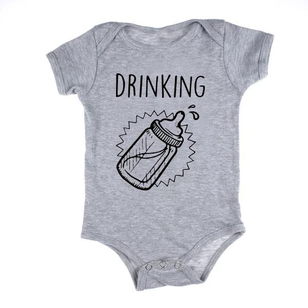 Gray-Drinking Новинка; летние комбинезоны для маленьких мальчиков и девочек с короткими рукавами и принтом букв; Одежда для новорожденных; комбинезон черного цвета - Цвет: Gray-Drinking