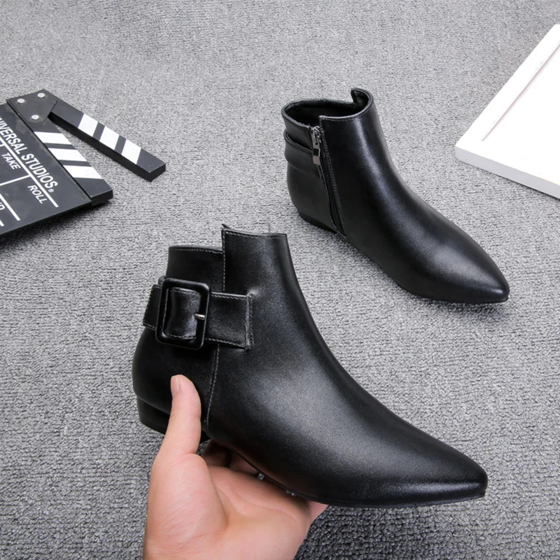 Модные кожаные короткие ботинки с пряжкой и ремешком женские острым носком для