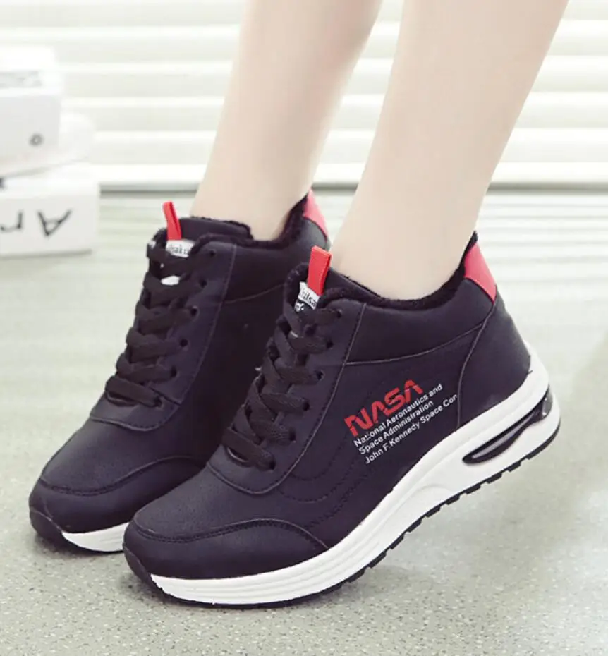 Женские зимние ботинки на плоской подошве теплые ботильоны платформе сезон