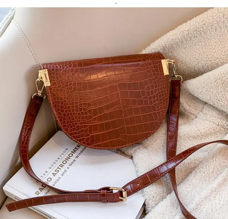 

Girls Tide Brand New Messenger Bag Crocodile Pattern Wide Shoulder Strap Semicircle Saddle Bag Female Chest Bag