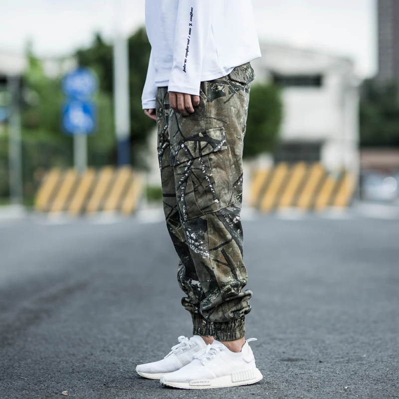 Newly Street Fashion Men Jeans Loose Fit Big Pocket Casual Cargo Pants Men Overalls Camouflage Designer Hip Hop Joggers Trousers
