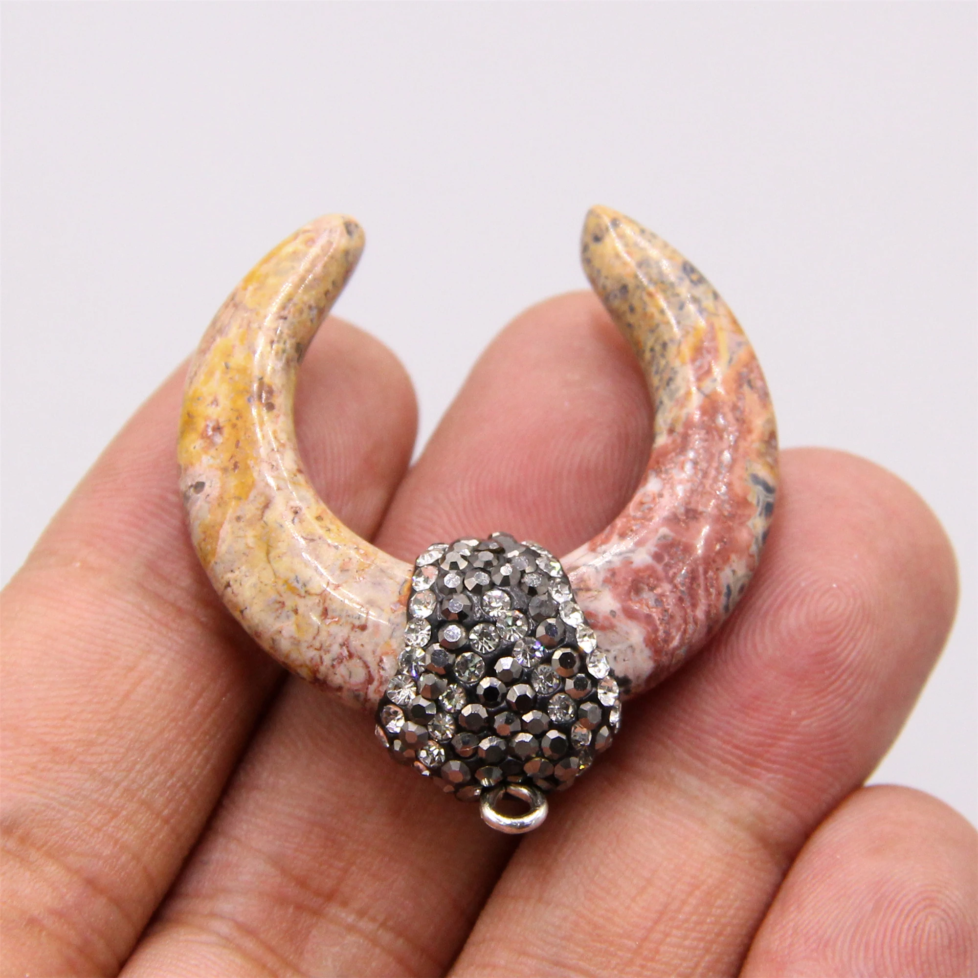 Подвески из натурального алебастра подвески с черным камнем полумесяц рожковый