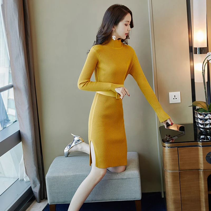 

Женское трикотажное платье-свитер с высоким воротником и высокой талией