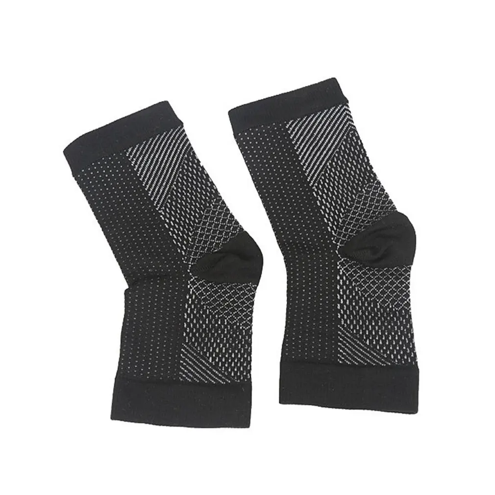 Мужские и женские носки за которыми следуют невидимые супинаторы мужские