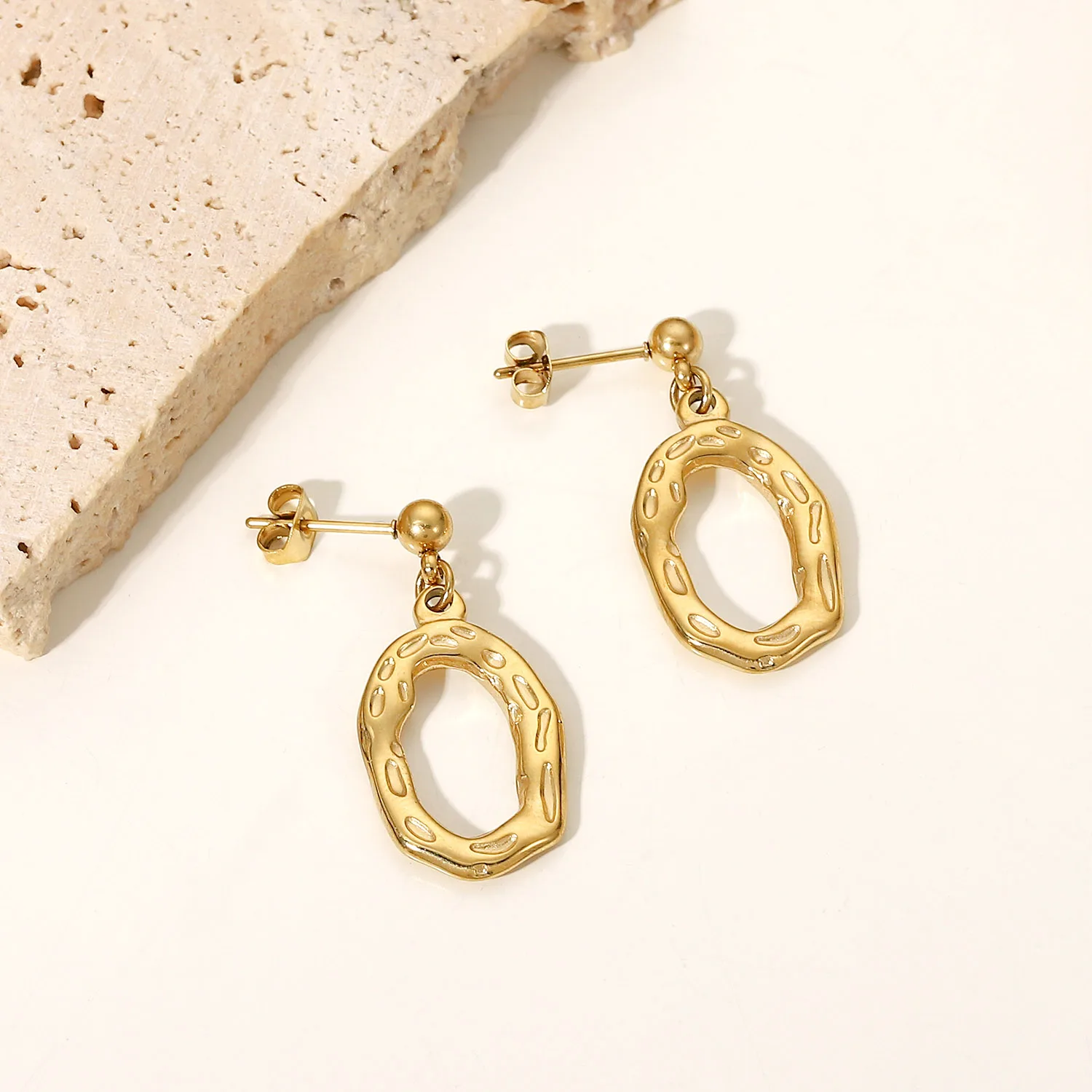 Недорогие женские серьги-гвоздики с кубическим молотом из золота 14 к |