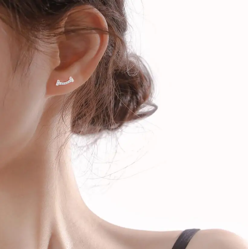 

Женские серьги-гвоздики из серебра 925 пробы, с асимметричным кристаллом