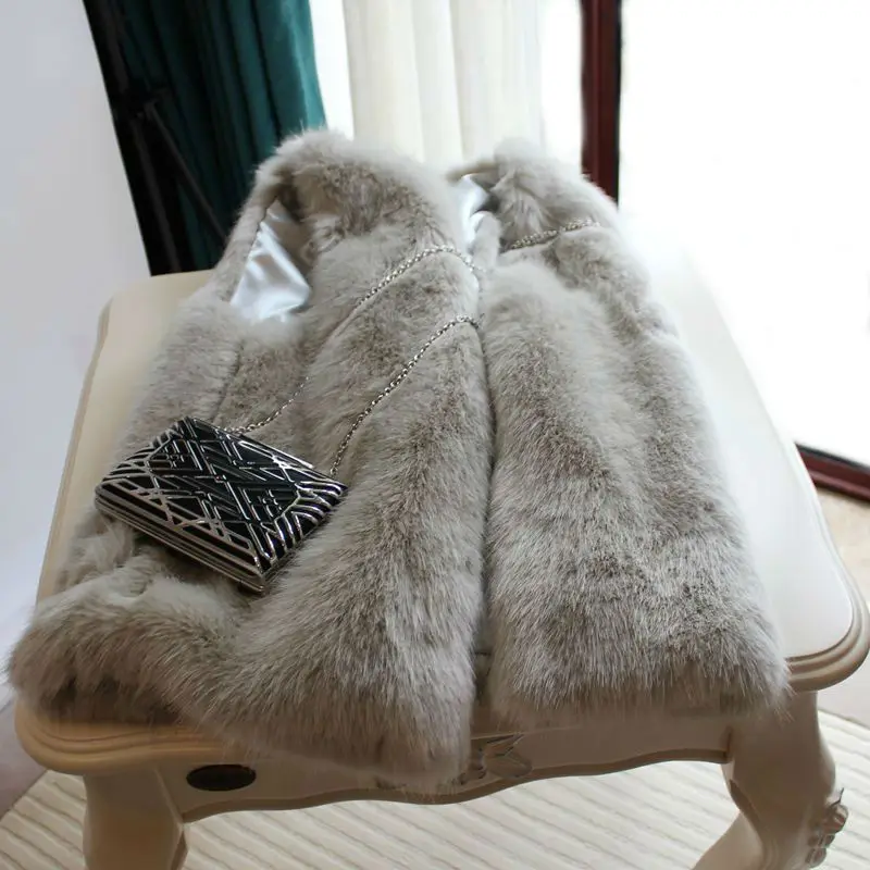 Женская жилетка из искусственного меха элегантная серая безрукавка с V-образным