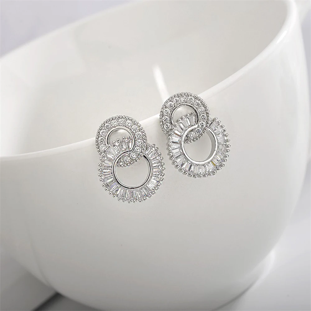 Женские серьги гвоздики с цирконом круглые серебристого цвета камнями Модная