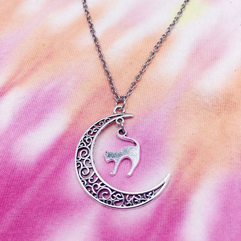 

Retro Personality Hollow Moon Cat Pet Fashion Jewelry Necklace