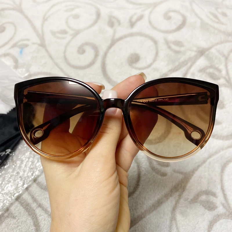 

Солнцезащитные очки с прозрачными линзами UV400 для мужчин и женщин, модные солнечные аксессуары «кошачий глаз» в пластиковой оправе, для вож...