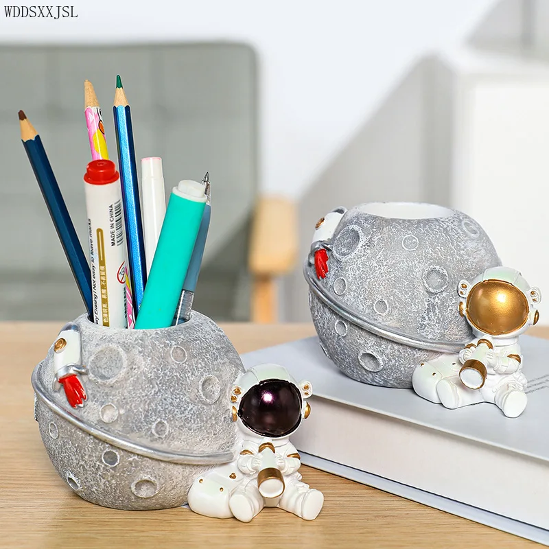 

Nordic creative astronaut pen holder resin crafts desktop storage ornaments multifunctional makeup brush cylinder home decor