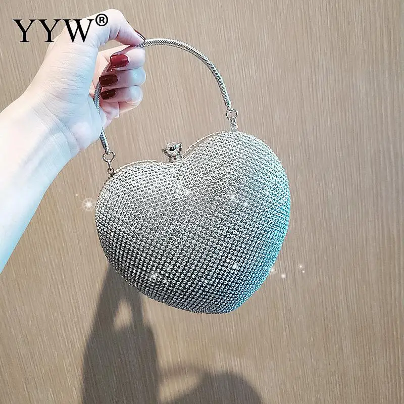 Женская вечерняя сумочка с серебристыми кристаллами в виде сердца и металла