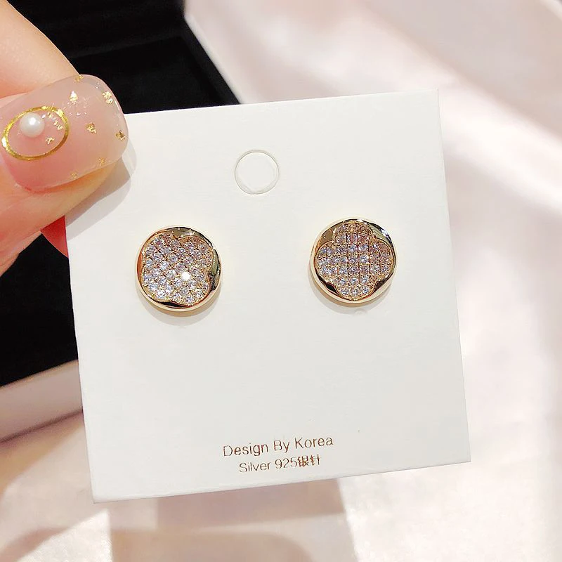 Изысканные серьги-гвоздики с микрозакрепкой и фианитом в виде клевера круглые