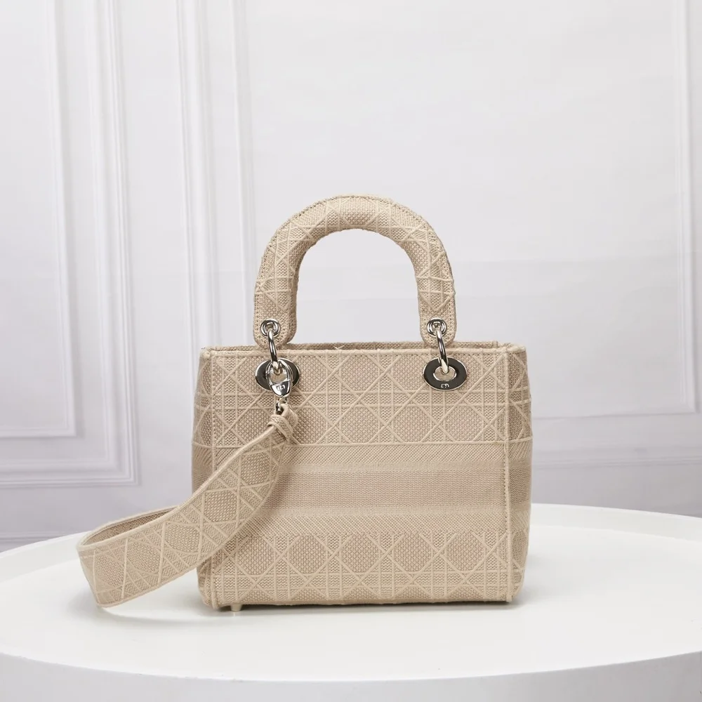 

2021 new large handbag women's bag embroidered one shoulder messenger women's bag metal pendant luxury brand handbags
