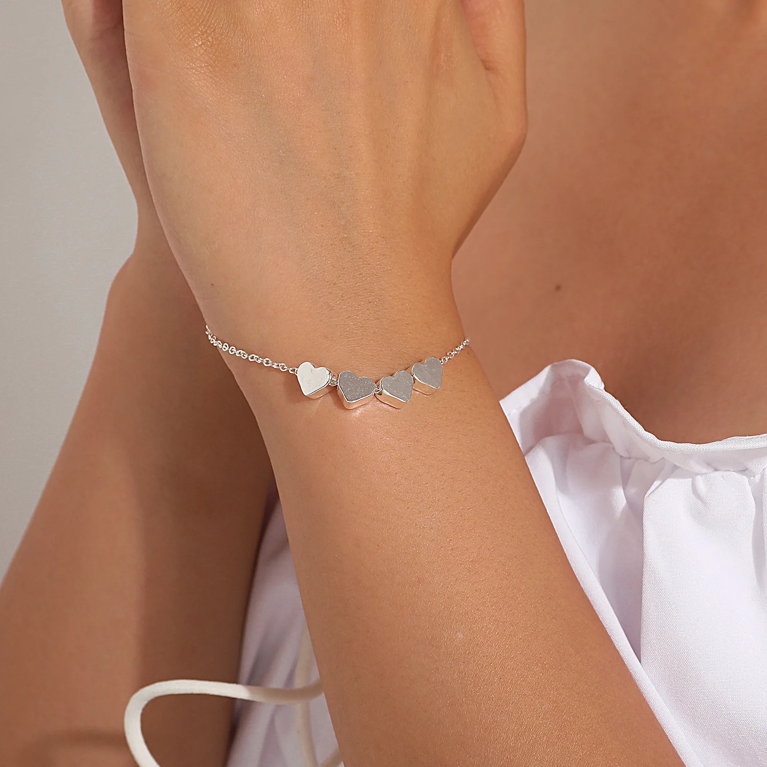 

Dropshipping Jewelry Accessories Love Pendant Women's Simple Design Temperament Metal Hand String Heart Shape Bracelet