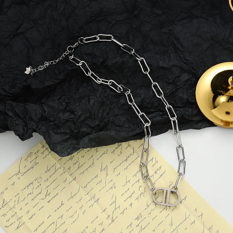 

Korean Style Letter D Hip Hop Titanium Steel Metal Short Necklace Personal Clavicle Chain Light Luxury 2021 New Sweater Chain