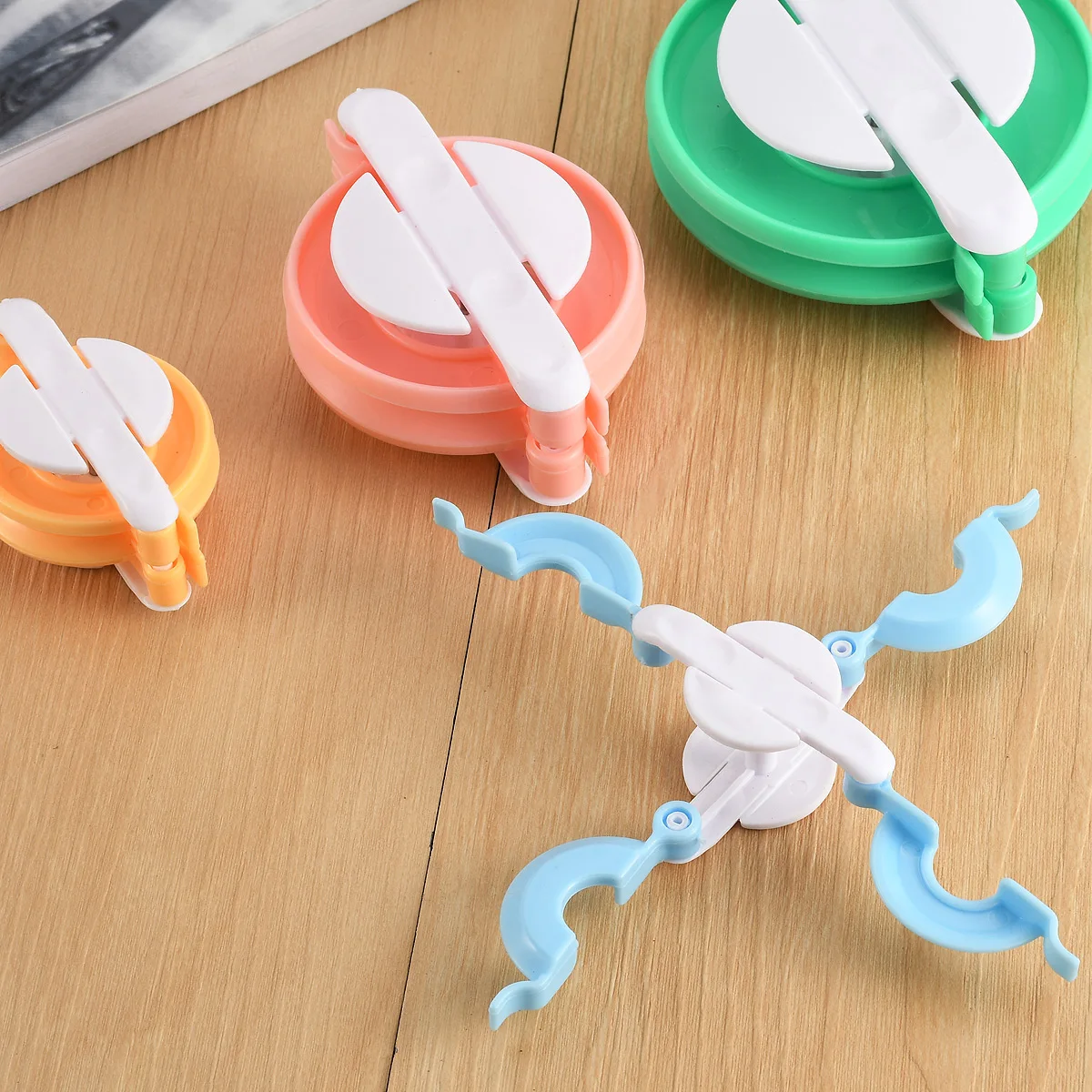 

4Pcs/set Home Weave Tool Pompon Braider Knitting Wool Ball Making Machine Pompon Maker Hairy Device Sewing Accessories