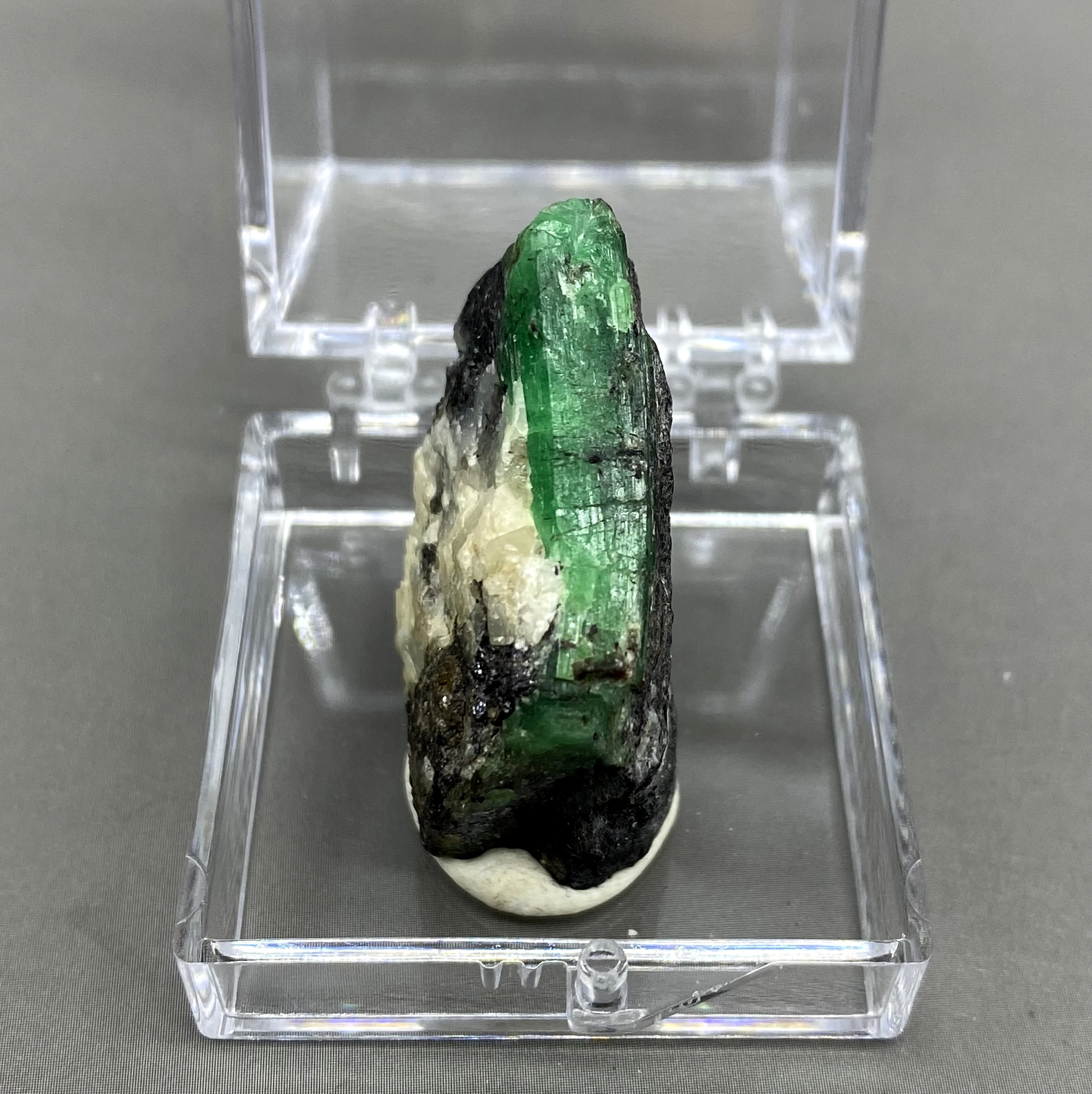 

100% Natural green emerald mineral gem-grade crystal specimens stones and crystals quartz crystals (box size 3.4 cm）