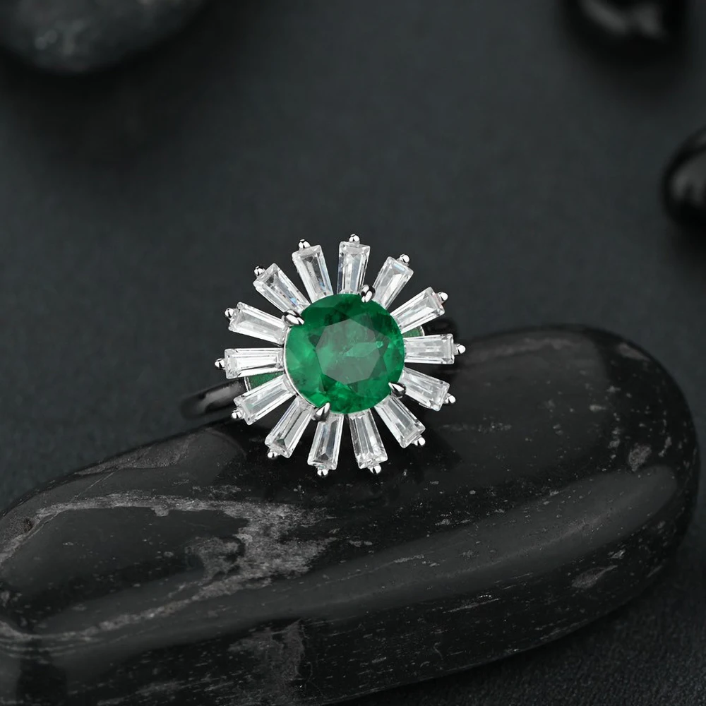 Кольцо женское из серебра пробы с изумрудом